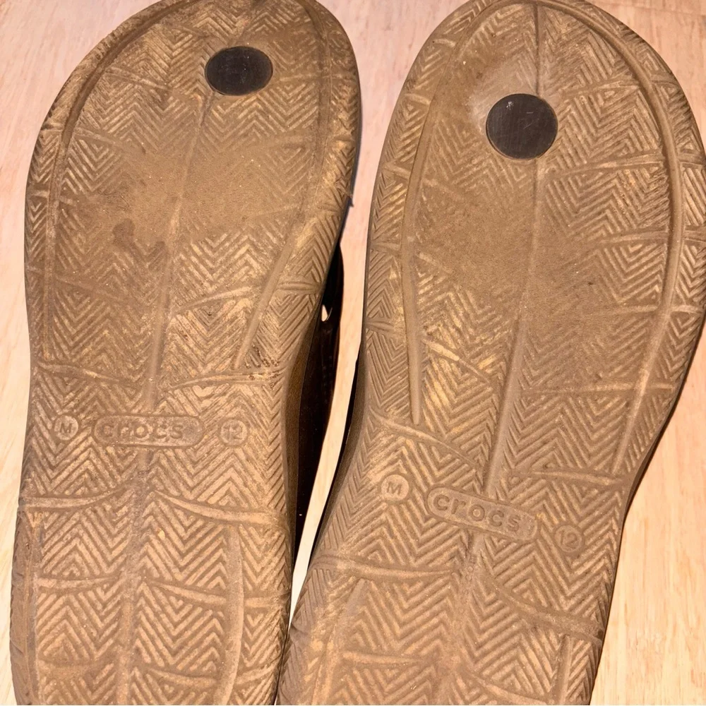 Crocs Athen’s men’s size 12 brown rubber waterproof flip-flops beach pool summer
